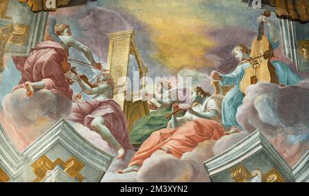 BOLETO, ITALIA - 19 LUGLIO 2022: Affresco barocco del Coro degli angeli nella chiesa Santuario della Madonna del Sasso di Lorenzo Peracino del 18. cent Foto Stock