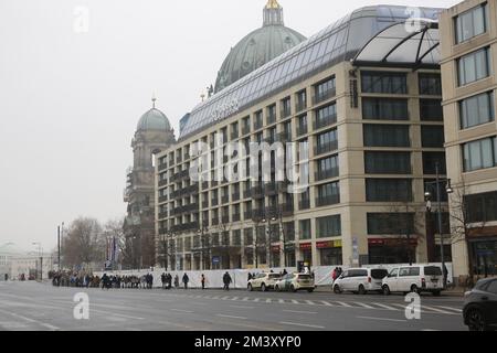 12/17/2022, Berlino, Germania, l'hotel chiuso dall'esterno. Il giorno dopo l'incidente - l'Aquadom di Berlino è stato completamente chiuso. AquaDom nell'hotel di Berlino 'Radisson Blu' scoppiò venerdì 12/16/22 e circa 1 milioni di litri d'acqua con tutti i pesci sparsi fuori. Foto Stock