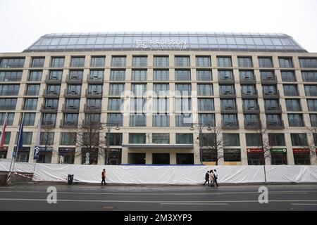 12/17/2022, Berlino, Germania, l'hotel chiuso dall'esterno. Il giorno dopo l'incidente - l'Aquadom di Berlino è stato completamente chiuso. AquaDom nell'hotel di Berlino 'Radisson Blu' scoppiò venerdì 12/16/22 e circa 1 milioni di litri d'acqua con tutti i pesci sparsi fuori. Foto Stock