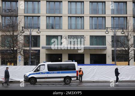 12/17/2022, Berlino, Germania, l'hotel chiuso dall'esterno. Il giorno dopo l'incidente - l'Aquadom di Berlino è stato completamente chiuso. AquaDom nell'hotel di Berlino 'Radisson Blu' scoppiò venerdì 12/16/22 e circa 1 milioni di litri d'acqua con tutti i pesci sparsi fuori. Foto Stock