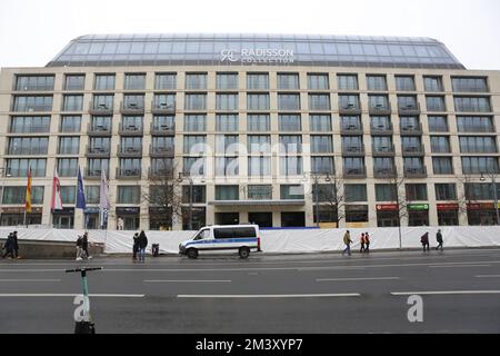 12/17/2022, Berlino, Germania, l'hotel chiuso dall'esterno. Il giorno dopo l'incidente - l'Aquadom di Berlino è stato completamente chiuso. AquaDom nell'hotel di Berlino 'Radisson Blu' scoppiò venerdì 12/16/22 e circa 1 milioni di litri d'acqua con tutti i pesci sparsi fuori. Foto Stock