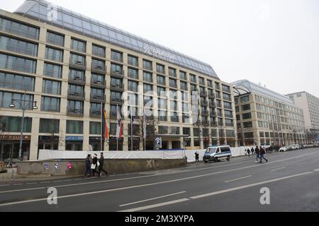 12/17/2022, Berlino, Germania, l'hotel chiuso dall'esterno. Il giorno dopo l'incidente - l'Aquadom di Berlino è stato completamente chiuso. AquaDom nell'hotel di Berlino 'Radisson Blu' scoppiò venerdì 12/16/22 e circa 1 milioni di litri d'acqua con tutti i pesci sparsi fuori. Foto Stock