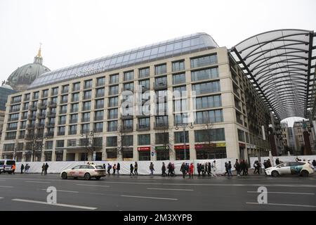 12/17/2022, Berlino, Germania, l'hotel chiuso dall'esterno. Il giorno dopo l'incidente - l'Aquadom di Berlino è stato completamente chiuso. AquaDom nell'hotel di Berlino 'Radisson Blu' scoppiò venerdì 12/16/22 e circa 1 milioni di litri d'acqua con tutti i pesci sparsi fuori. Foto Stock