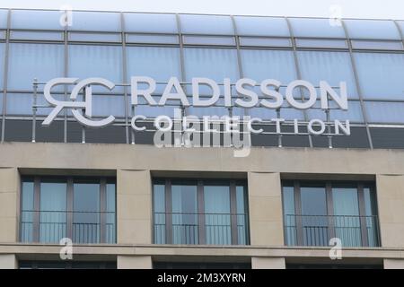 12/17/2022, Berlino, Germania, scritta dall'hotel chiuso dall'esterno. Il giorno dopo l'incidente - l'Aquadom di Berlino è stato completamente chiuso. AquaDom nell'hotel di Berlino 'Radisson Blu' scoppiò venerdì 12/16/22 e circa 1 milioni di litri d'acqua con tutti i pesci sparsi fuori. Foto Stock