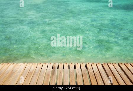 Assi di legno del molo ad un mare, fuoco selettivo, spazio della copia. Foto Stock