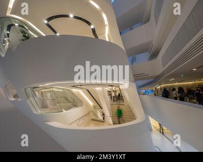 Interno della Biblioteca e Centro di apprendimento di Zaha Hadid, Università di Economia e Affari (WU), Vienna, Austria, Europa Foto Stock