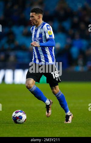 Marvin Johnson #18 di Sheffield Mercoledì durante la partita Sky Bet League 1 Sheffield Mercoledì vs Oxford United a Hillsborough, Sheffield, Regno Unito, 17th dicembre 2022 (Foto di ben Early/News Images) Foto Stock