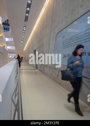 Interno della Biblioteca e Centro di apprendimento di Zaha Hadid, Università di Economia e Affari (WU), Vienna, Austria, Europa Foto Stock