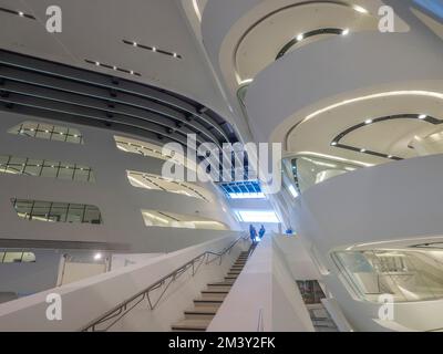 Interno della Biblioteca e Centro di apprendimento di Zaha Hadid, Università di Economia e Affari (WU), Vienna, Austria, Europa Foto Stock