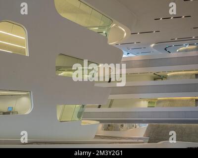 Interno della Biblioteca e Centro di apprendimento di Zaha Hadid, Università di Economia e Affari (WU), Vienna, Austria, Europa Foto Stock