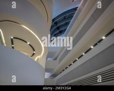 Interno della Biblioteca e del Centro di apprendimento di Zaha Hadid, Università di Economia e Commercio (WU), Vienna, Austria, Europa Foto Stock