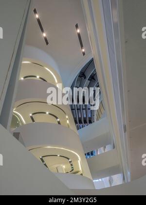 Interno della Biblioteca e Centro di apprendimento di Zaha Hadid, Università di Economia e Affari (WU), Vienna, Austria, Europa Foto Stock