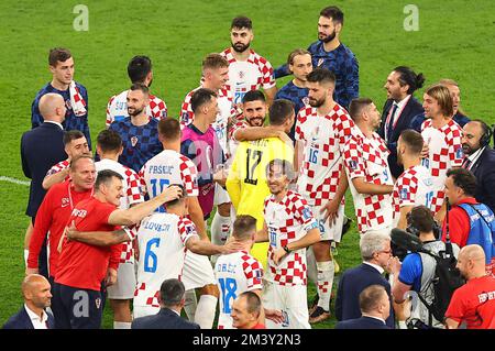 Doha, Qatar. 17th Dec, 2022. Il Team Croatia festeggia dopo il terzo incontro di play-off tra Croazia e Marocco della Coppa del mondo FIFA 2022 allo stadio internazionale Khalifa di Doha, Qatar, il 17 dicembre 2022. Credit: Ding Xu/Xinhua/Alamy Live News Foto Stock