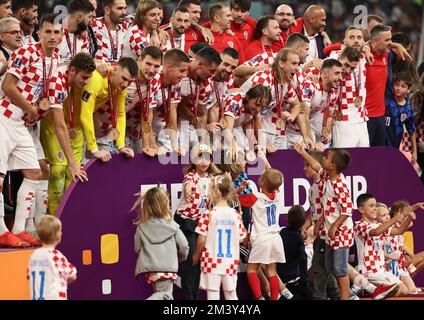 Doha, Qatar. 17th Dec, 2022. Il Team Croatia festeggia dopo il terzo incontro di play-off tra Croazia e Marocco della Coppa del mondo FIFA 2022 allo stadio internazionale Khalifa di Doha, Qatar, il 17 dicembre 2022. Credit: LAN Hongguang/Xinhua/Alamy Live News Foto Stock