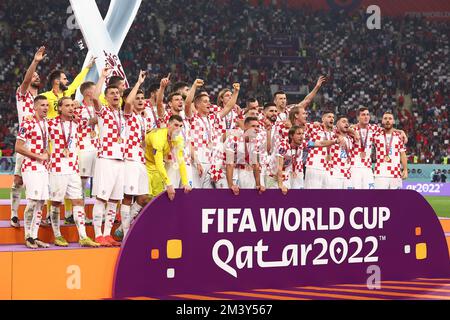 Doha, Qatar. 17th Dec, 2022. La Croazia festeggia a tempo pieno dopo la partita del terzo posto della Coppa del mondo FIFA 2022 allo stadio internazionale Khalifa di Doha, in Qatar, il 17 dicembre 2022. Foto di Chris Brunskill/UPI Credit: UPI/Alamy Live News Foto Stock