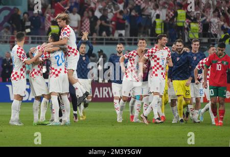 Doha, Qatar. 17th Dec, 2022. I giocatori della Croazia festeggiano dopo il terzo incontro di play-off tra Croazia e Marocco della Coppa del mondo FIFA 2022 allo stadio internazionale Khalifa di Doha, Qatar, il 17 dicembre 2022. Credit: Meng Yongmin/Xinhua/Alamy Live News Foto Stock