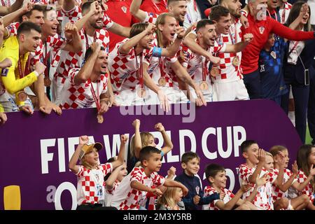 Doha, Qatar. 17th Dec, 2022. Il Team Croatia festeggia dopo il terzo incontro di play-off tra Croazia e Marocco della Coppa del mondo FIFA 2022 allo stadio internazionale Khalifa di Doha, Qatar, il 17 dicembre 2022. Credit: LAN Hongguang/Xinhua/Alamy Live News Foto Stock