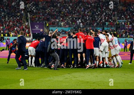 Doha, Qatar. 17th Dec, 2022. I giocatori croati che hanno festeggiato il 3rd° posto durante la partita della Coppa del mondo FIFA Qatar 2022, il terzo posto di Play-off Fort, tra Giappone e Spagna, hanno giocato allo Stadio Internazionale Khalifa il 17 dicembre 2022 a Doha, Qatar. (Foto di Bagu Blanco/PRESSIN) Credit: PRESSINPHOTO AGENZIA SPORTIVA/Alamy Live News Foto Stock