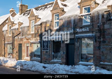 Tomintoul, Moray, Regno Unito. 17th Dec, 2022. Si tratta di scene all'interno del villaggio molto vinicolo di Tomintoul. Dopo le tempeste di neve è diventato molto freddo con tutto il congelamento e la formazione di ciclicini come si può vedere sul tetto della casa e dei locali del negozio. Credit: JASPERIMAGE/Alamy Live News Foto Stock