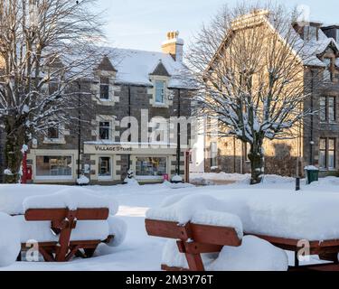 Tomintoul, Moray, Regno Unito. 17th Dec, 2022. Si tratta di scene all'interno del villaggio molto vinicolo di Tomintoul. Dopo le tempeste di neve è diventato molto freddo con tutto il congelamento e la formazione di ciclicini come si può vedere sul tetto della casa e dei locali del negozio. Credit: JASPERIMAGE/Alamy Live News Foto Stock