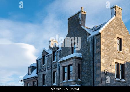 Tomintoul, Moray, Regno Unito. 17th Dec, 2022. Si tratta di scene all'interno del villaggio molto vinicolo di Tomintoul. Dopo le tempeste di neve è diventato molto freddo con tutto il congelamento e la formazione di ciclicini come si può vedere sul tetto della casa e dei locali del negozio. Credit: JASPERIMAGE/Alamy Live News Foto Stock