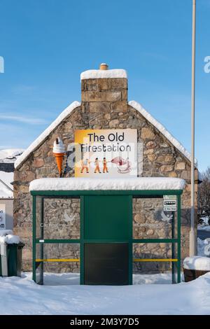 Tomintoul, Moray, Regno Unito. 17th Dec, 2022. Si tratta di scene all'interno del villaggio molto vinicolo di Tomintoul. Dopo le tempeste di neve è diventato molto freddo con tutto il congelamento e la formazione di ciclicini come si può vedere sul tetto della casa e dei locali del negozio. Credit: JASPERIMAGE/Alamy Live News Foto Stock