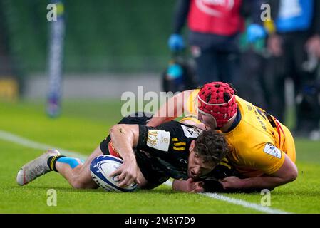 Il Tawera Kerr-Barlow di la Rochelle è affrontato da Tom Stewart dell'Ulster Rugby durante la partita della Heineken Champions Cup presso lo stadio Aviva di Dublino. Data immagine: Sabato 17 dicembre 2022. Foto Stock