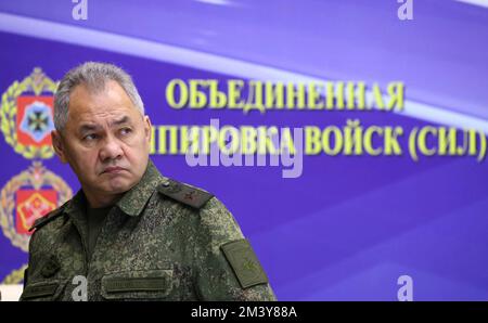 Sede non divulgata, Russia. 17th Dec, 2022. Il Ministro della Difesa russo Sergei Shoigu prima dell'inizio dello staff congiunto di rami militari coinvolti nella guerra in Ucraina presieduto dal Presidente Vladimir Putin presso la sede della task force, 17 dicembre 2022, in un luogo non divulgato. Credit: Gavriil Grigorov/Kremlin Pool/Alamy Live News Foto Stock