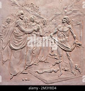 VARENNA, ITALIA - 20 LUGLIO 2022: Il moderno rilievo bronzeo Risurrezione di Lazzaro sulla porta della chiesa di Santa Marta di Giuseppe Abramini Foto Stock