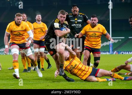 Pierre Bourgarit di la Rochelle evade di essere combattuto da John Cooney di Ulster Rugby nel suo modo di segnare una prova durante la partita di Heineken Champions Cup allo stadio Aviva di Dublino. Data immagine: Sabato 17 dicembre 2022. Foto Stock