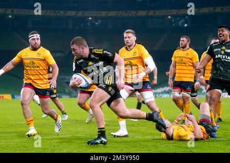 Pierre Bourgarit di la Rochelle evade di essere combattuto da John Cooney di Ulster Rugby nel suo modo di segnare una prova durante la partita di Heineken Champions Cup allo stadio Aviva di Dublino. Data immagine: Sabato 17 dicembre 2022. Foto Stock