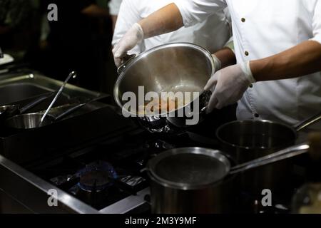 Verdure in pentole in cucina. Pentole di acciaio Foto Stock