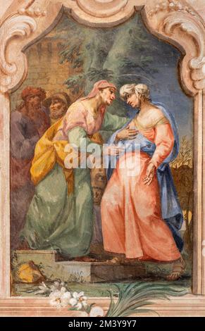 CHIAVENNA, ITALIA - 20 LUGLIO 2022: Affresco della Visitazione nella chiesa di San Lorenzo di Filippo Fiori e Giovanni Maria Giussani di Como (1759). Foto Stock