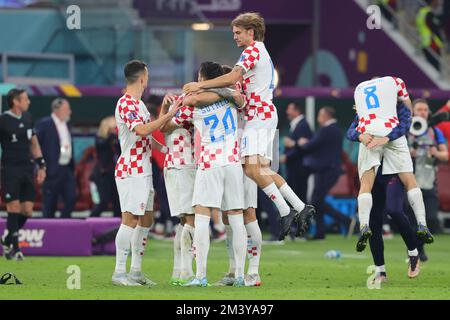 I giocatori croati festeggiano la sconfitta, Marocco. , . 3rd° incontro play-off tra Croazia e Marocco allo Stadio Internazionale Khalifa di Doha, Qatar, il 17 dicembre 2022. Foto di Peter Dovgan. Solo per uso editoriale, licenza richiesta per uso commerciale. Non è utilizzabile nelle scommesse, nei giochi o nelle pubblicazioni di un singolo club/campionato/giocatore. Credit: UK Sports Pics Ltd/Alamy Live News Foto Stock