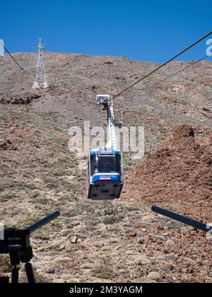 Tenerife, Spagna, novembre 3rd 2022: Funivia del Parco Nazionale del Teide che ritorna alla stazione d'imbarco Foto Stock