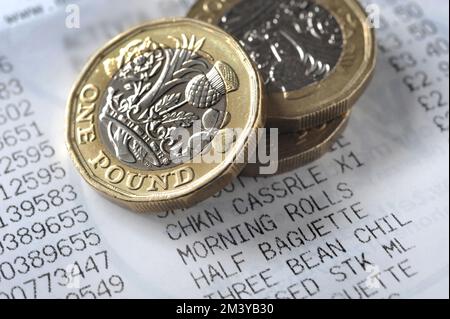 CIBO SHOPPING RICEVUTA CON UNA LIBBRA DI MONETE RE COSTO DI VITA CRISI PREZZI IN AUMENTO INFLAZIONE BILANCI FAMILIARI ECC UK Foto Stock