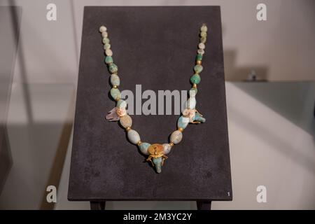 Collana con tre teste di montone coronate da un disco solare. Oro e turchese. Periodo di Kushite. Dinastia 25th (715-332 a.C.). Museo Egizio, Barcellona, Cat Foto Stock