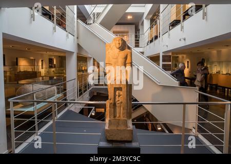 Statua di un uomo che porta un naos con l'immagine del dio Osiride. Calcare. Dinastia 26th (664-610 a.C.). Museo Egizio, Barcellona, Catalogna, Spagna Foto Stock