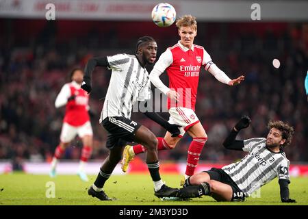 Martin Odegaard (al centro) dell'Arsenal batte per la palla con Samuel Iling-Junior della Juventus (a sinistra) e Manuel Locatelli durante una amichevole partita all'Emirates Stadium, Londra. Data immagine: Sabato 17 dicembre 2022. Foto Stock