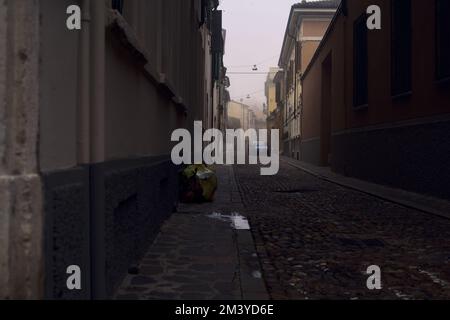 Strada acciottolata stretta in una giornata di nebbia Foto Stock