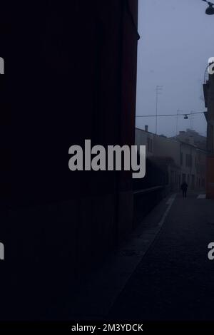 Strada acciottolata stretta in una giornata di nebbia Foto Stock