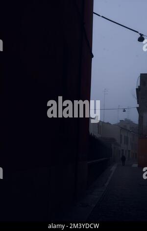 Strada acciottolata stretta in una giornata di nebbia Foto Stock