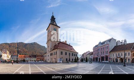 Una foto della Piazza del Consiglio e del Municipio storico di Brasov. Foto Stock
