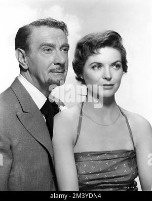 CLIFTON WEBB e DOROTHY McGuire Pubblicità Ritratto in TRE MONETE NELLA FONTANA 1954 regista JEAN NEGULESCO romanzo John H. Secondari sceneggiatura John Patrick costumi disegnati da Dorothy Jeakins musica Victor giovane produttore Sol C. Siegel Twentieth Century Fox Foto Stock