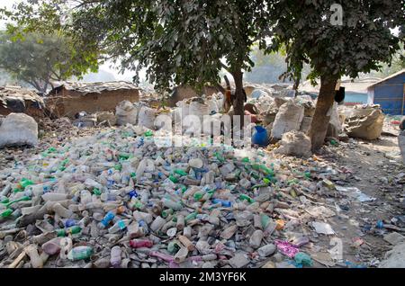 Immondizia mucchi in su nelle strade Foto Stock