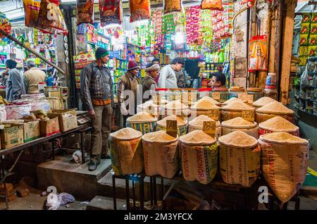 Riso venduto al mercato notturno a Paharganj, il sobborgo urbano di fronte alla stazione ferroviaria di Nuova Delhi Foto Stock