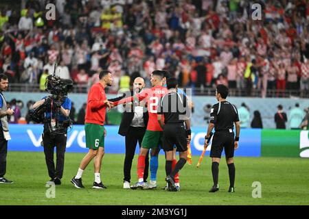 DOHA, al RAYAN, Qatar. , . L'arbitro al JASSIM Abdulrahman (QAT) e Capo allenatore: REGRAGUI Walid (MAR) in discussione con i giocatori del Marocco durante la Coppa del mondo FIFA Qatar 2022 tra CROAZIA e MAROCCO, Khalifa International Stadium, Play-off per il terzo posto il 17 dicembre 2022 Qatar. (Foto di Anthony STANLEY/ATP Images) Credit: SPP Sport Press Photo. /Alamy Live News Foto Stock