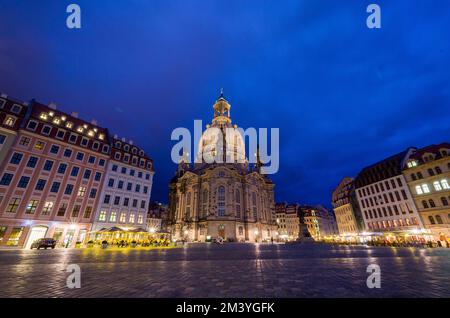 La Frauenkirche ricostruita, vista da 'Neumarkt' di notte Foto Stock