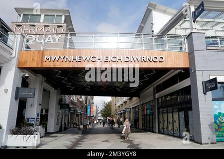 Buona giornata / buona giornata / mwynhewch eich diwrnod cartello in gallese. Baia di Cardiff. 2022 Foto Stock