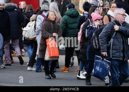 Oxford Street, Londra, Regno Unito. 17th Dec 2022. Gli amanti dello shopping natalizio riempiono il West End di Londra l'ultimo fine settimana prima di Natale. Credit: Matthew Chattle/Alamy Live News Foto Stock